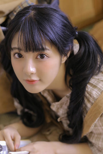 捡到锦鲤崽崽后，全家在冰封末日吃香喝辣